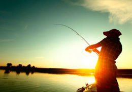 hombre_con_cana_de_pescar_atardecer